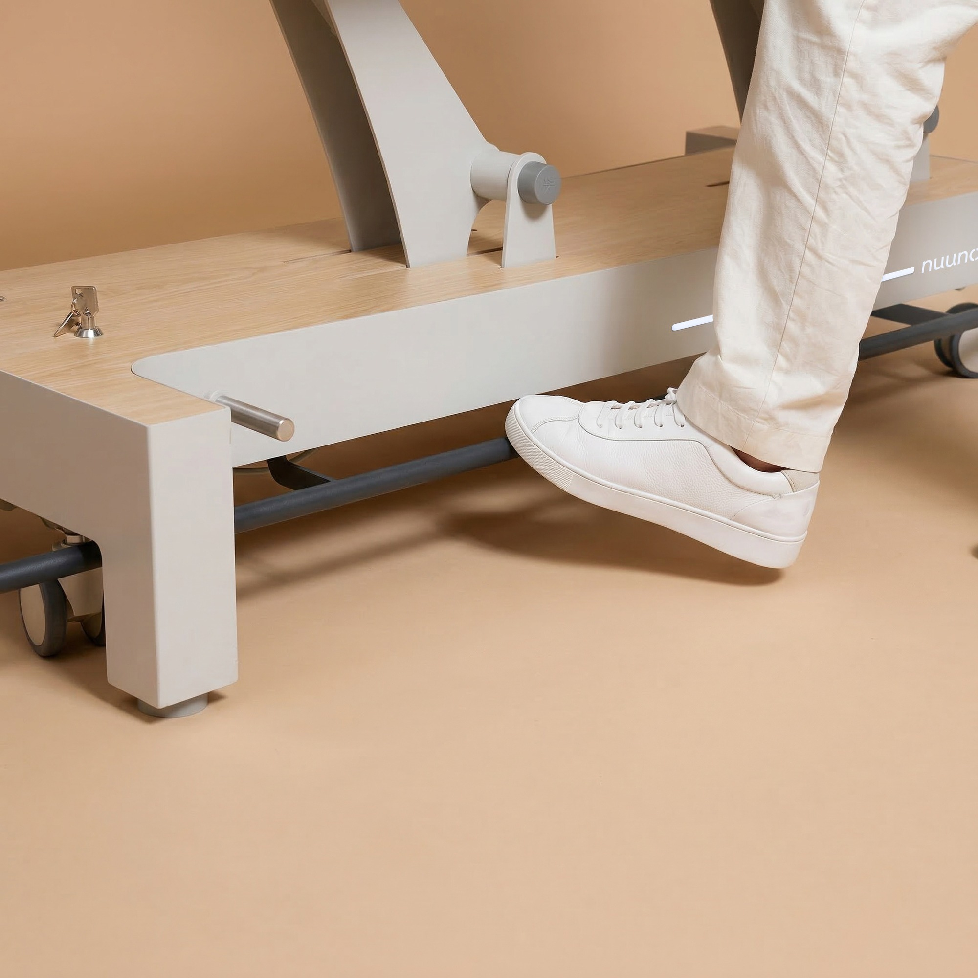 Naggura Nuuna 4 Physio Pro - elektrische 4-Teile-Liege, Rädergestell, Rundumbügel, 2 Polsterfarben wählbar
