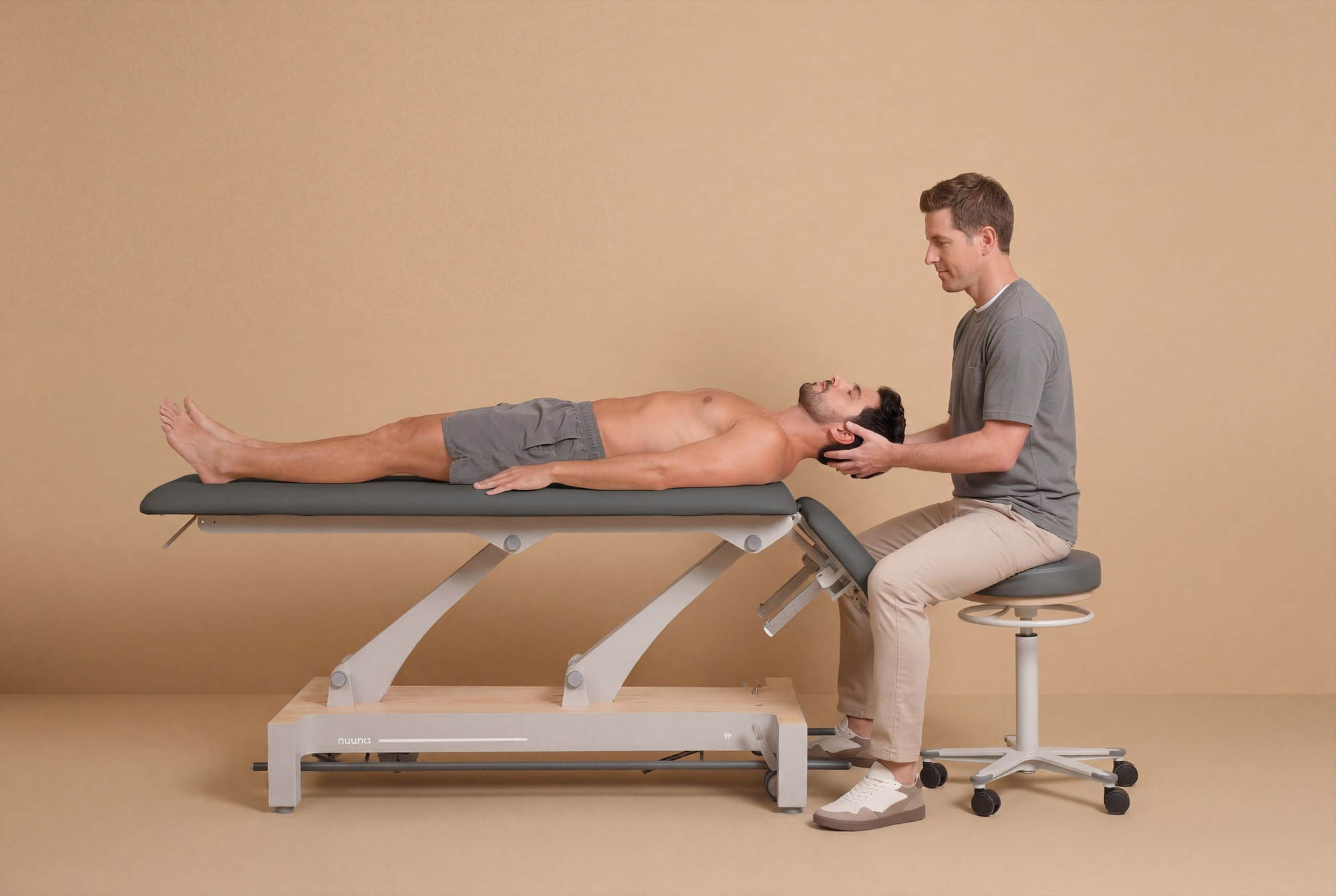 Naggura Nuuna 4 Physio Pro - elektrische 4-Teile-Liege, Rädergestell, Rundumbügel, 2 Polsterfarben wählbar