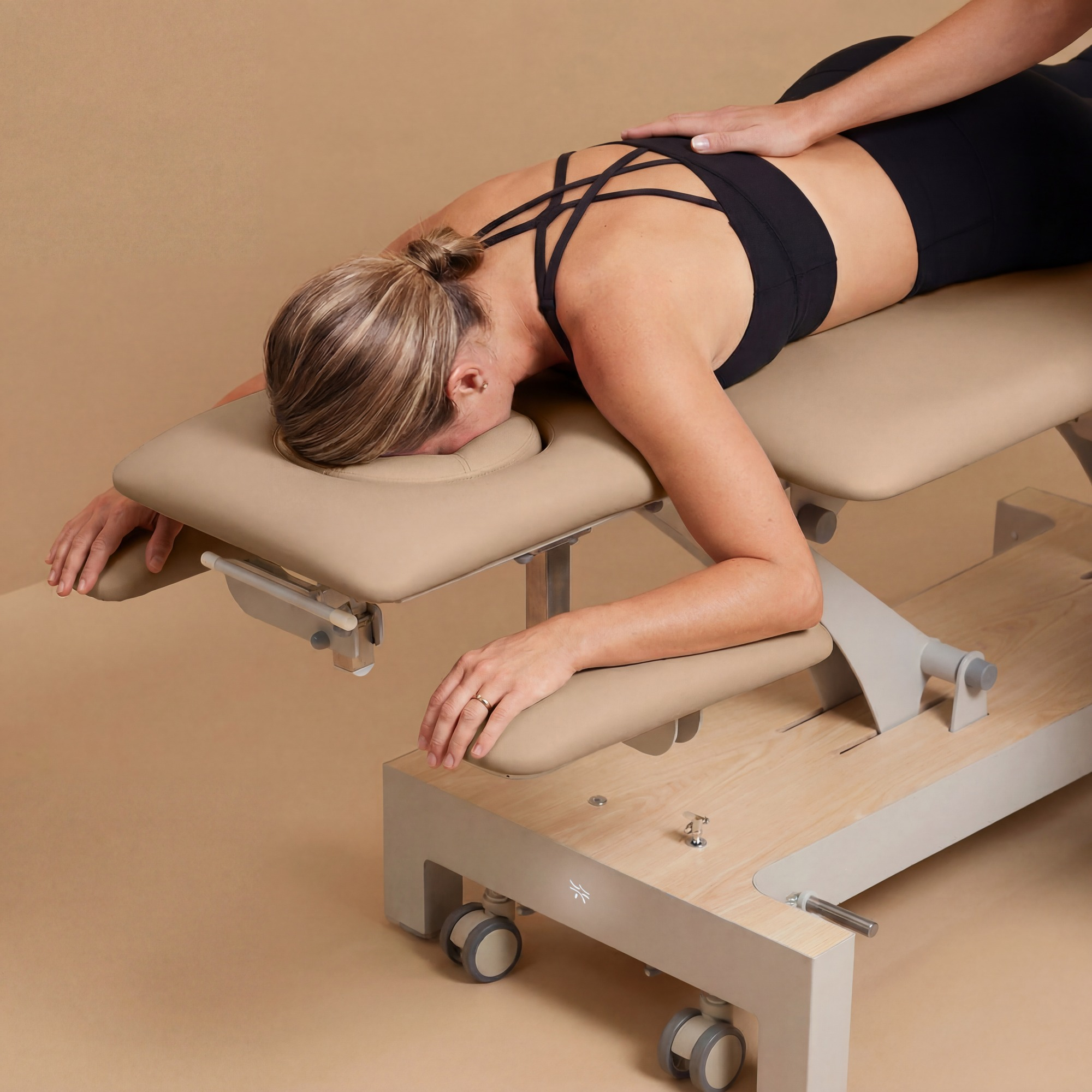 Naggura Nuuna 4 Starter Massage - elektrische 4-Teile-Liege, Rädergestell, Handschalter, 3 Polsterfarben wählbar
