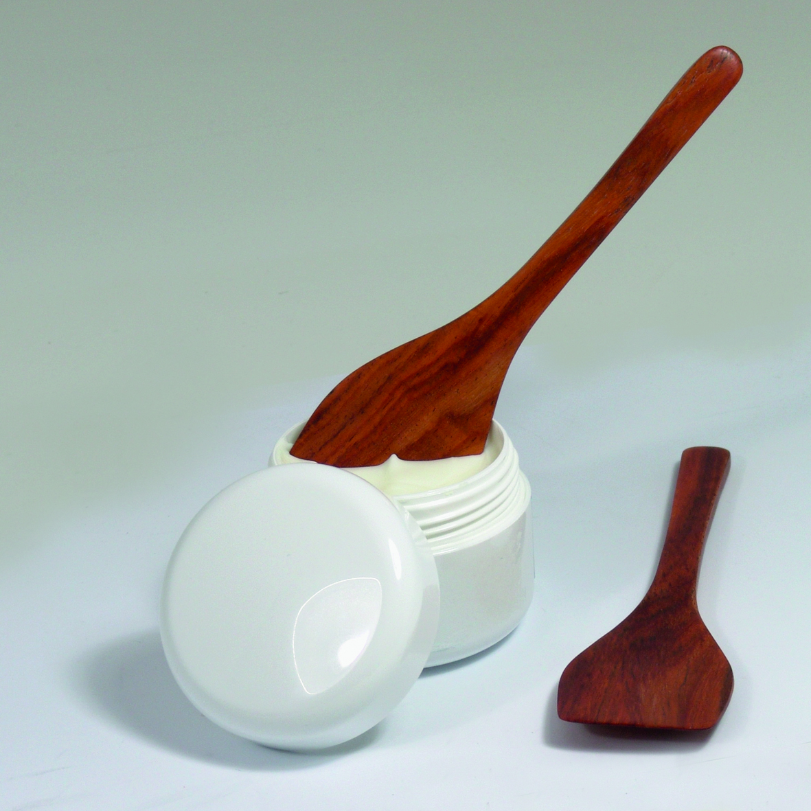 Creme Spatel aus Hartholz