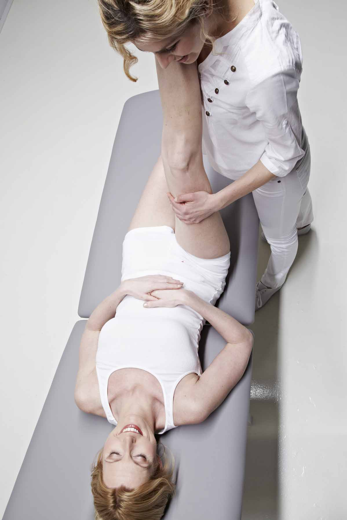 Behandlungsliege Gymna G2 Duo, elektrische Höhenverstellung - Artikel wurde ab dem 01. April durch Gymna.GO ersetzt! - Papierrollenhalter 50 cm