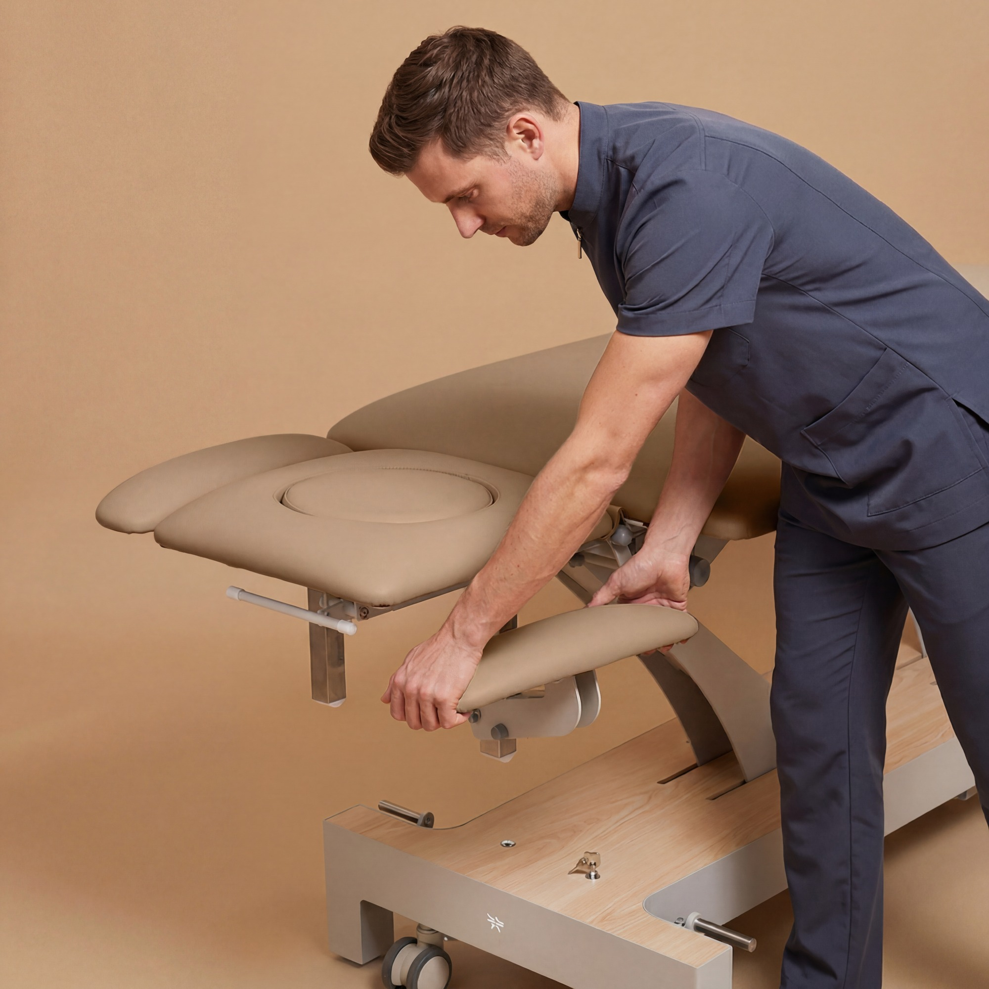 Naggura Nuuna 4 Starter Massage - elektrische 4-Teile-Liege, Rädergestell, Handschalter, 3 Polsterfarben wählbar
