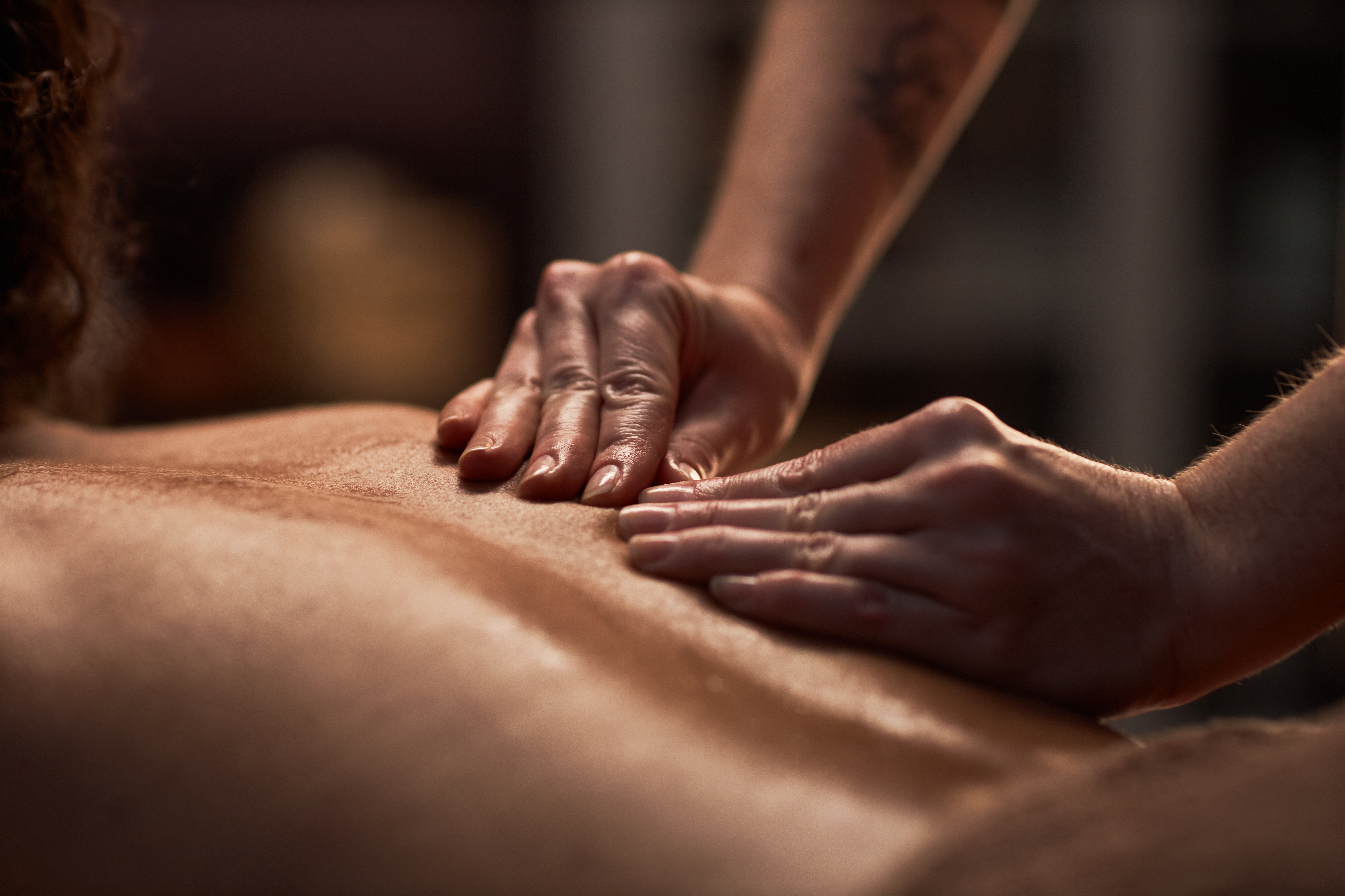 masseuse-using-petrissage-technique