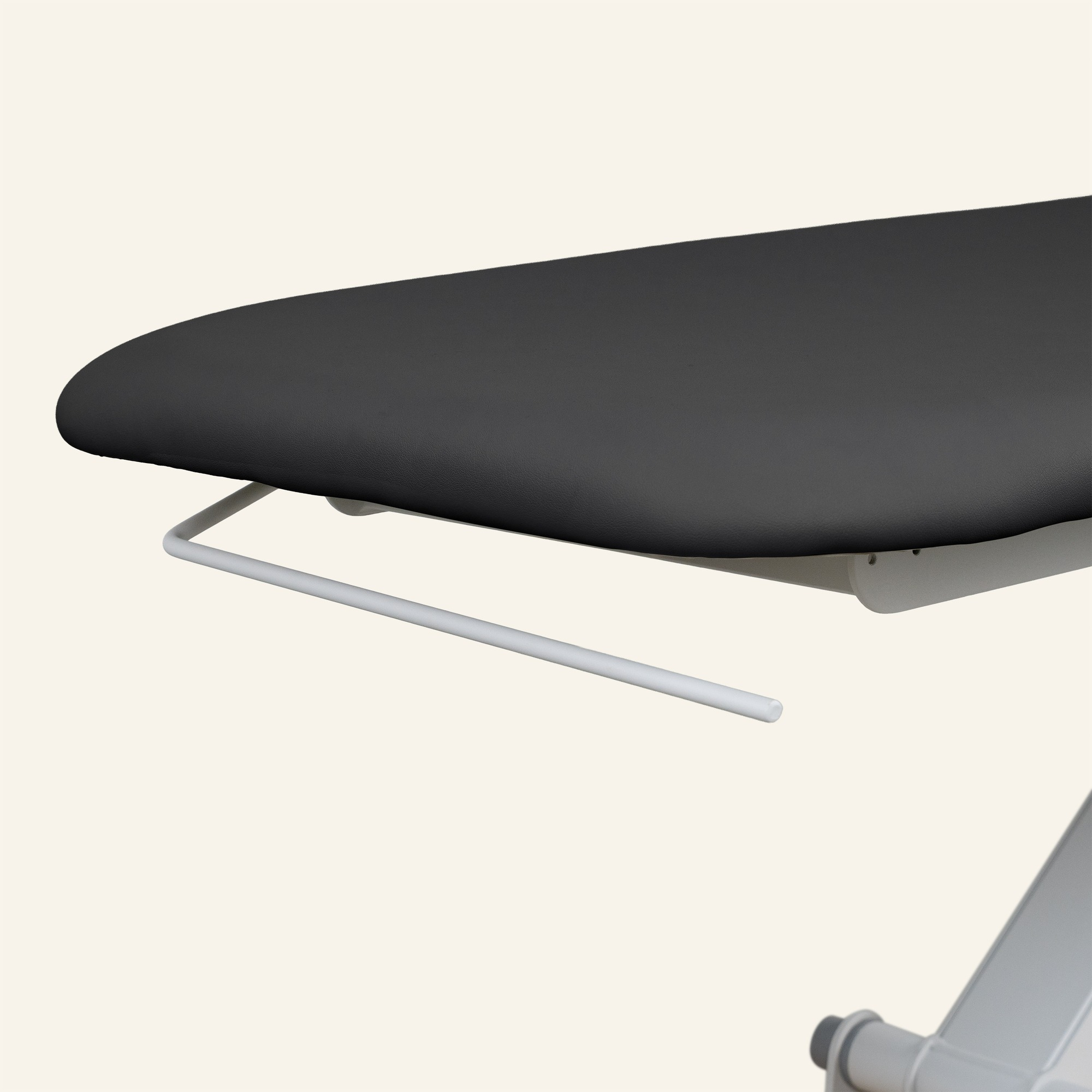 Naggura Nuuna 4 Physio Pro - elektrische 4-Teile-Liege, Rädergestell, Rundumbügel, 2 Polsterfarben wählbar