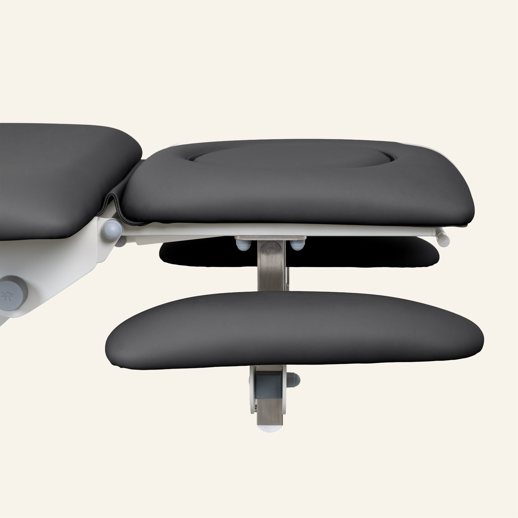 Naggura Nuuna 4 Physio Pro - elektrische 4-Teile-Liege, Rädergestell, Rundumbügel, 2 Polsterfarben wählbar